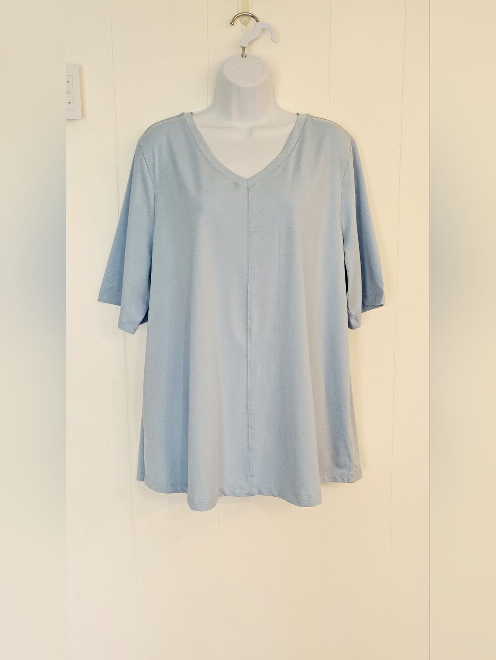 d&co. Essentials Relaxed V‑Neck Light Blue Tunic Top